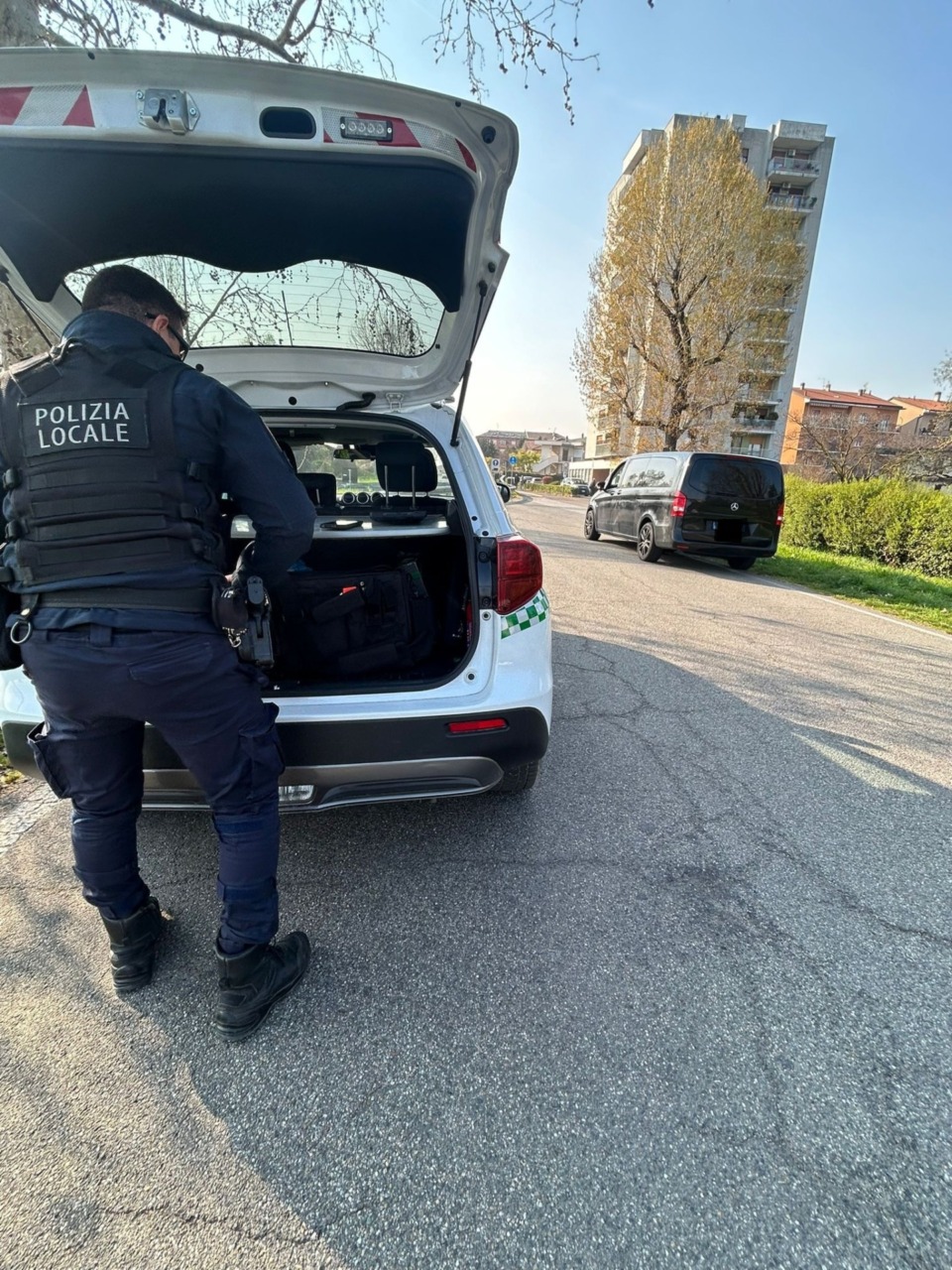 Fermato al volante senza revisione, con patente ritirata e con veicolo posto sotto sequestro: multa da 8mila euro