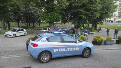 Fugge all’alt e sperona un poliziotto