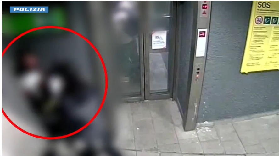 Rapina due collane alla fermata della metro: 18enne tradito dalle telecamere