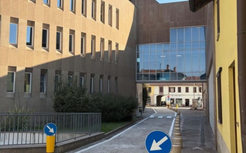 Via Battisti riapre dopo che un’autoscala aveva danneggiato la passerella del Municipio. Ma con delle novità