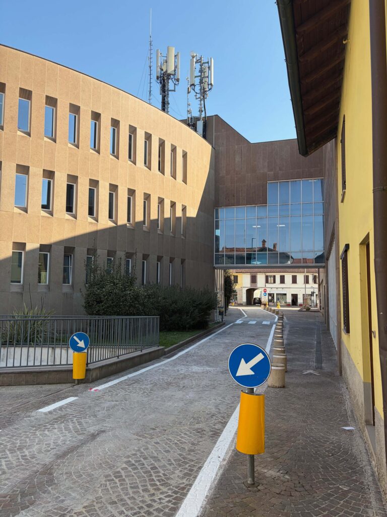 Via Battisti riapre dopo che un’autoscala aveva danneggiato la passerella del Municipio. Ma con delle novità