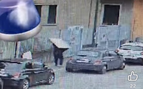 Abbandona rifiuti ingombranti in strada: filmata, multata e obbligata a riportarseli a casa