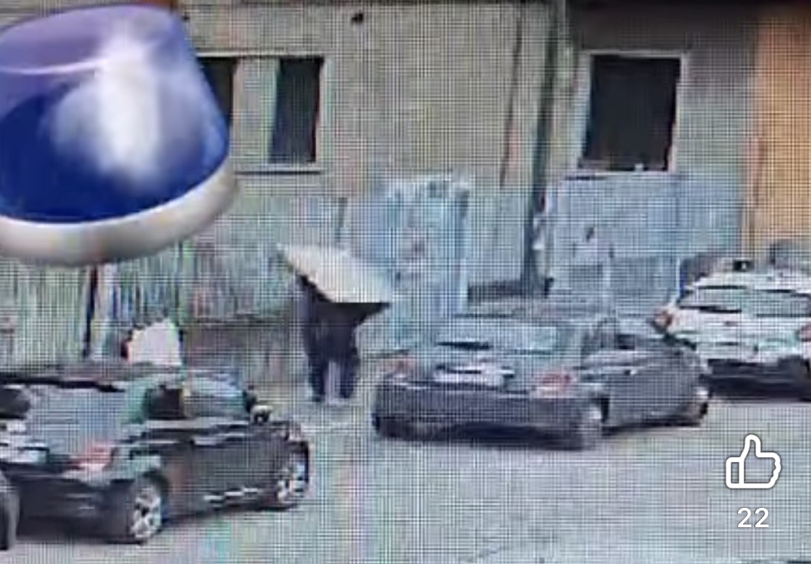 Abbandona rifiuti ingombranti in strada: filmata, multata e obbligata a riportarseli a casa