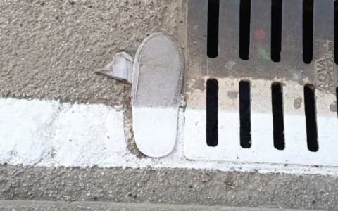 Rifanno le strisce e dipingono anche… una ciabatta: un lavoro fatto “coi piedi”