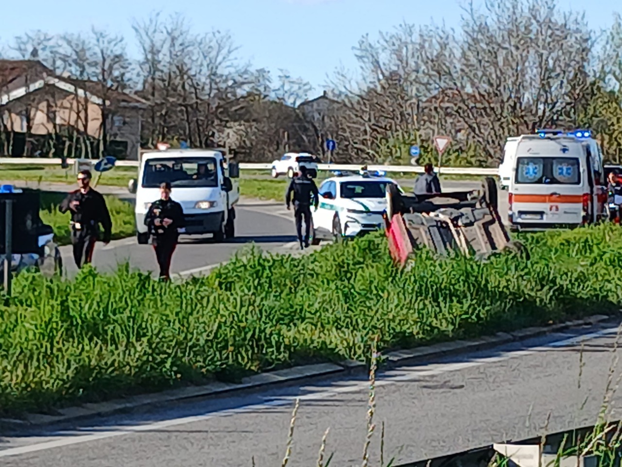 Auto si ribalta sulla Sp2, sul posto ambulanza, automedica, Polizia Locale e Carabinieri