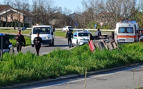 Auto si ribalta sulla Sp2, sul posto ambulanza, automedica, Polizia Locale e Carabinieri
