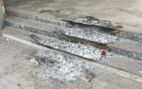 Vandali al cimitero distruggono delle Madonnine e appiccano incendi