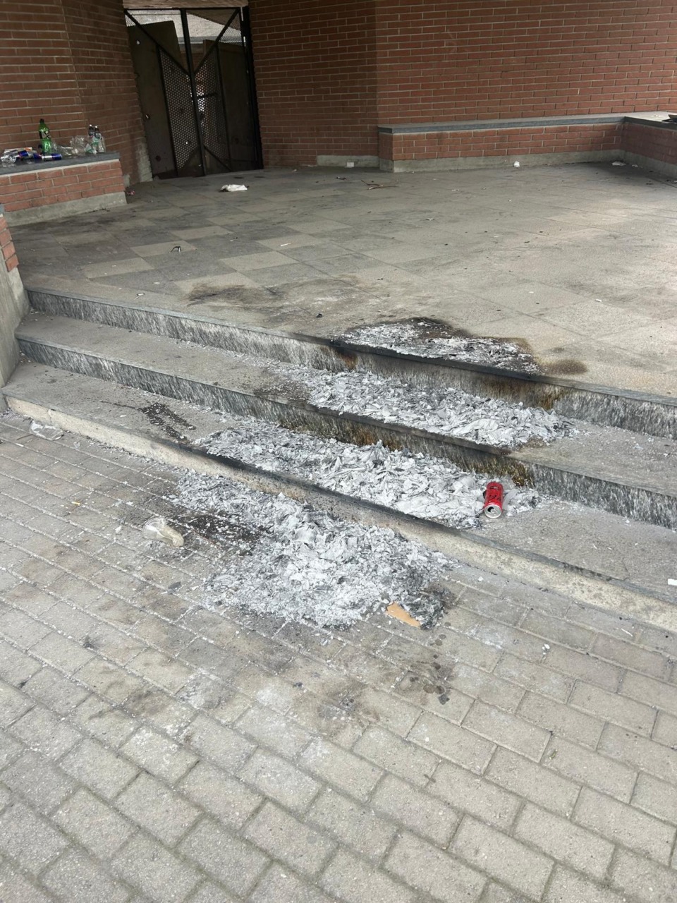 Vandali al cimitero distruggono delle Madonnine e appiccano incendi