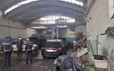 Officina abusiva per auto: tre denunciati e multe per 16mila euro