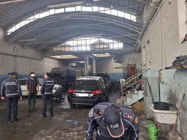 Officina abusiva per auto: tre denunciati e multe per 16mila euro