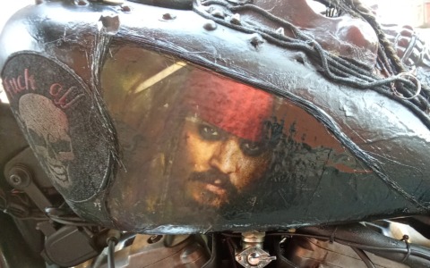 Una Harley in stile “Pirati dei Caraibi” per Johnny Deep: la consegna in Martesana