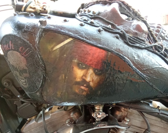 Una Harley in stile “Pirati dei Caraibi” per Johnny Deep: la consegna in Martesana