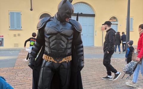 Il Batman vuole portare gioia ai bambini in ospedale, ma prima deve sconfiggere la burocrazia