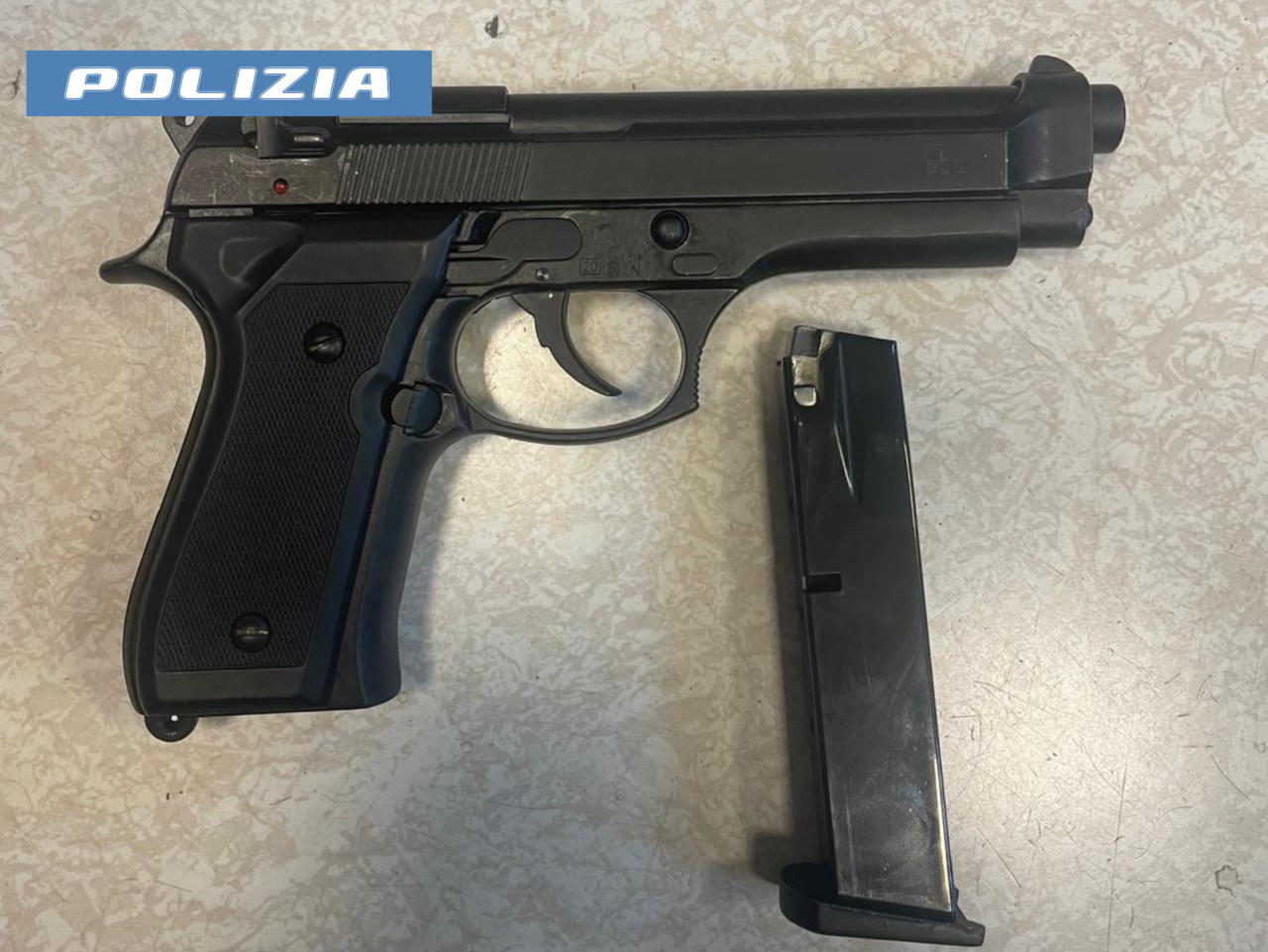 Rapina in negozio con armi false per rubare un orlogio… ma era una replica