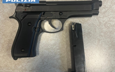 Rapina in negozio con armi false per rubare un orlogio… ma era una replica