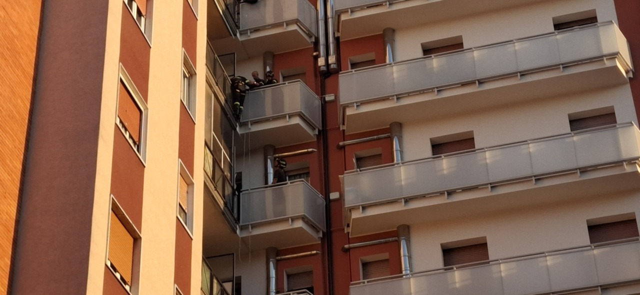 La porta al settimo piano non si apre. I Vigili del fuoco si arrampicano dai balconi
