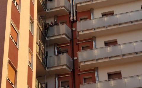 La porta al settimo piano non si apre. I Vigili del fuoco si arrampicano dai balconi