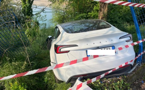 Tesla nuova di zecca sfonda la recinzione e resta sospesa sul laghetto