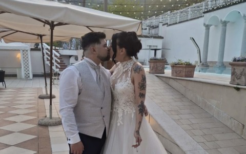 Serenata sotto le stelle:  la vigilia del matrimonio diventa indimenticabile