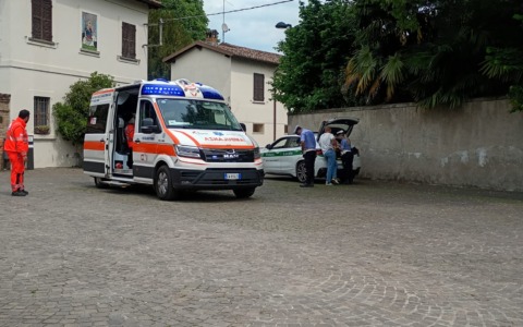 Si rompe la bici, ciclista si schianta sul muro del Castello