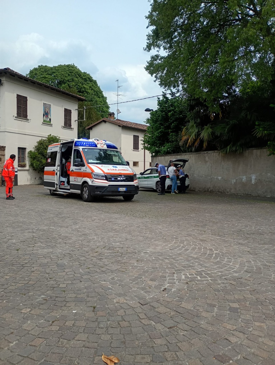 Si rompe la bici, ciclista si schianta sul muro del Castello