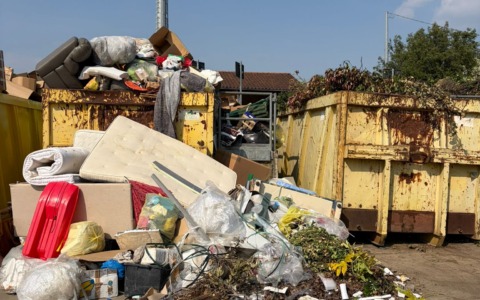 Troppi rifiuti: chiusa la piazzola ecologica, utenti riportano l’immondizia a casa