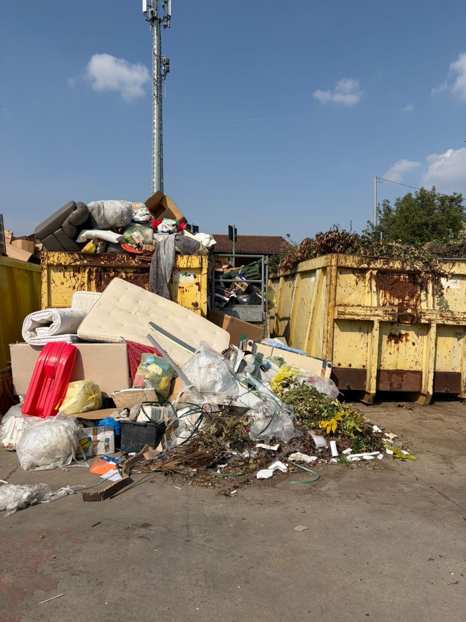 Troppi rifiuti: chiusa la piazzola ecologica, utenti riportano l’immondizia a casa