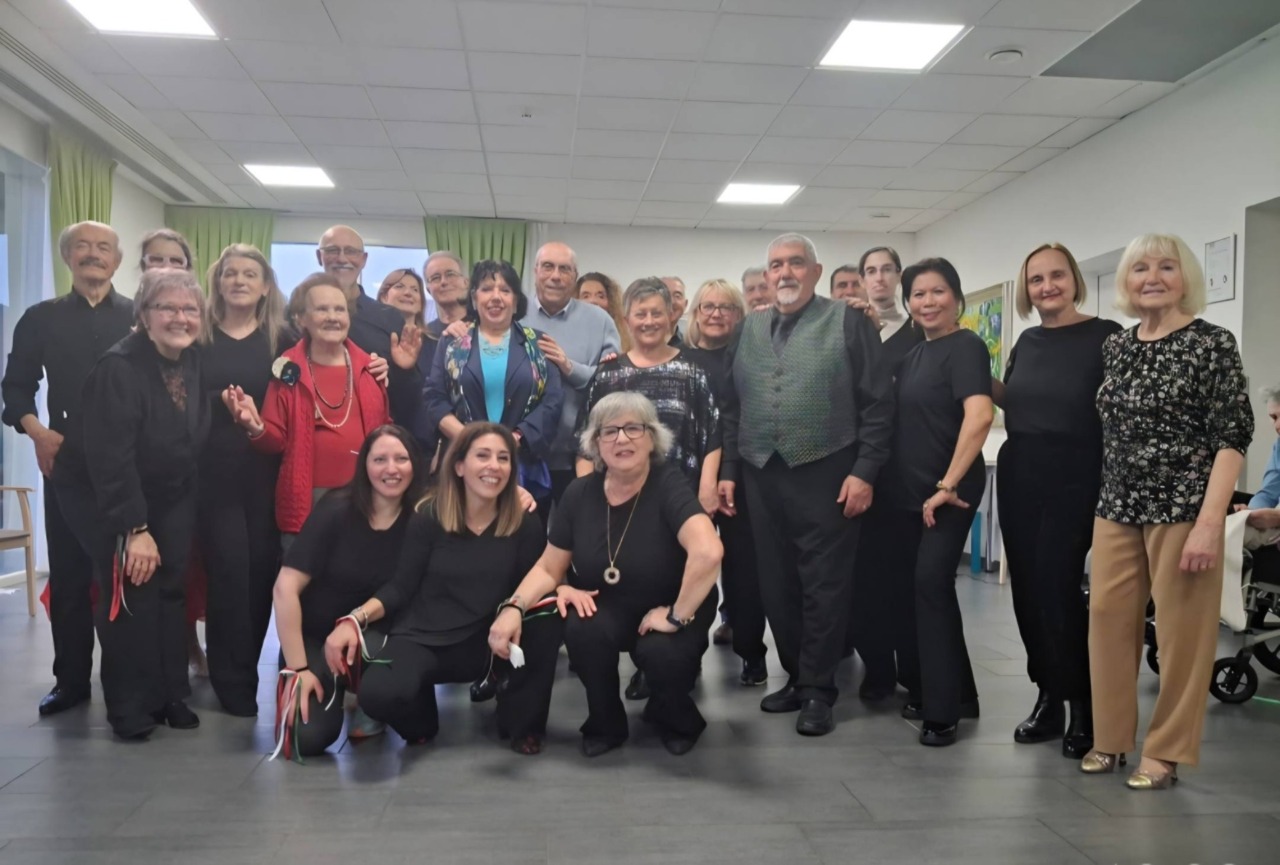 I ballerini dell’Associazione Pensionati di Liscate accendono la festa in una Rsa di Mulazzano: danza e sorrisi in pista