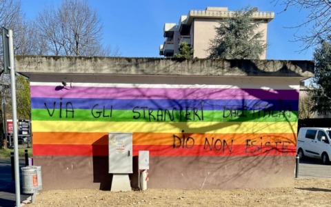 Ancora vandali al murale della pace a Bussero: pulito e imbrattato nuovamente