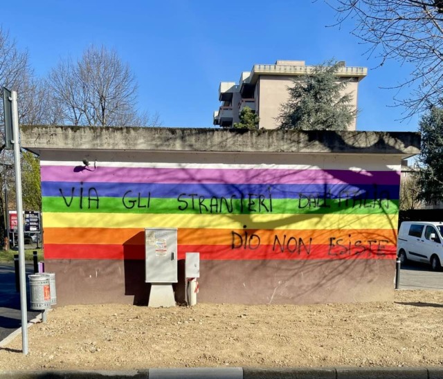 Ancora vandali al murale della pace a Bussero: pulito e imbrattato nuovamente