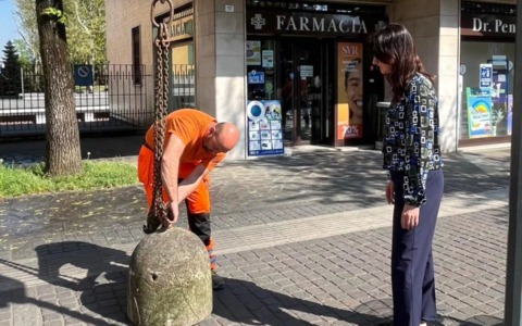 A Cernusco sul Naviglio panettoni in cemento contro le spaccate alle farmacie