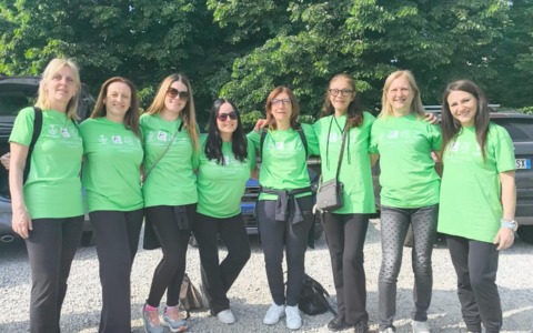Solidarietà in cammino: una scia verde fa battere il cuore per la vita