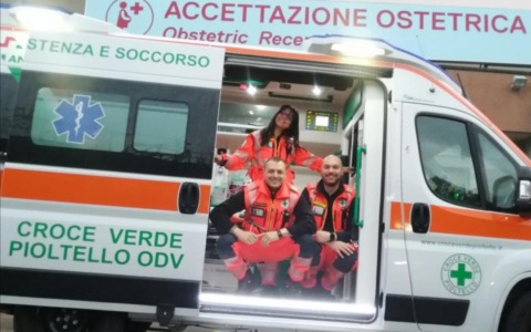 Diana ha fretta, il parto comincia a bordo dell’ambulanza della Croce Verde