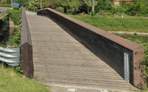 Chiusa la passerella ciclopedonale sul Canale Muzza: rischio cedimento strutturale