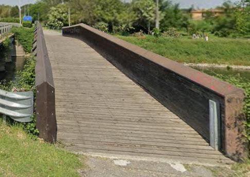 Chiusa la passerella ciclopedonale sul Canale Muzza: rischio cedimento strutturale