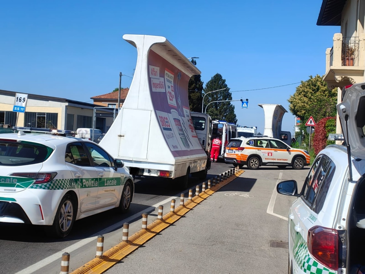 Incidente sulla Padana Superiore, coinvolto un mezzo pesante: paura per due bambini