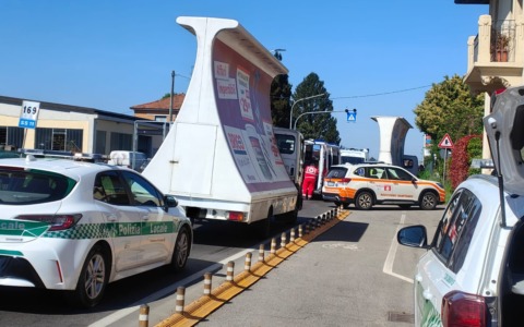 Incidente sulla Padana Superiore, coinvolto un mezzo pesante: paura per due bambini