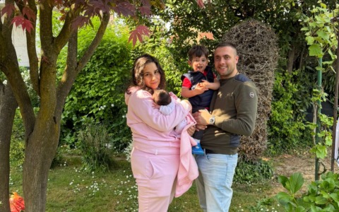 Nata sul divano di casa: l’arrivo a sorpresa di Beatrice. Fondamentale l’aiuto… della bisnonna