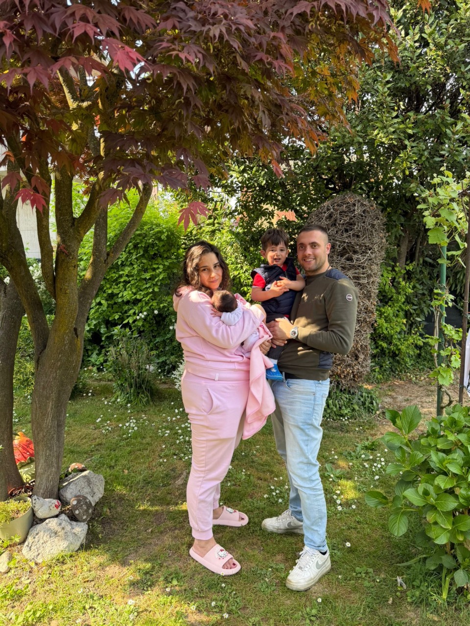 Nata sul divano di casa: l’arrivo a sorpresa di Beatrice. Fondamentale l’aiuto… della bisnonna