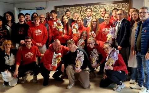 Il Basket Melzo dona uova di Pasqua ai pazienti del Santa Maria delle Stelle