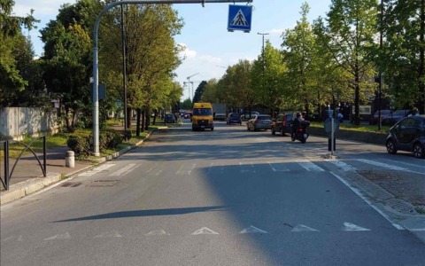 Donna investita all’incrocio da un pirata della strada: scappa invece di prestare soccorso