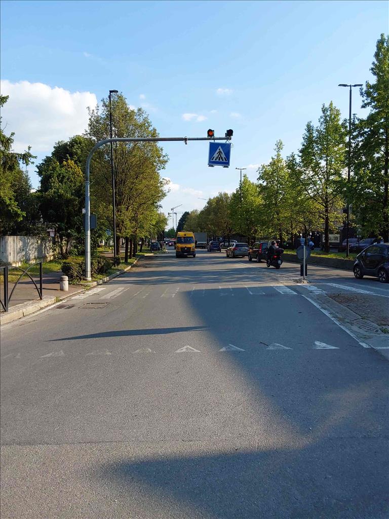 Donna investita all’incrocio da un pirata della strada: scappa invece di prestare soccorso