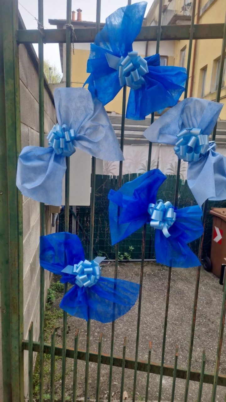Comune, commercianti, scuola e associazioni hanno tinto di blu il paese