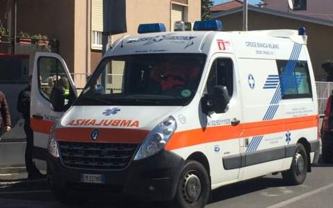 Investito un anziano ciclista, portato in ospedale in ambulanza