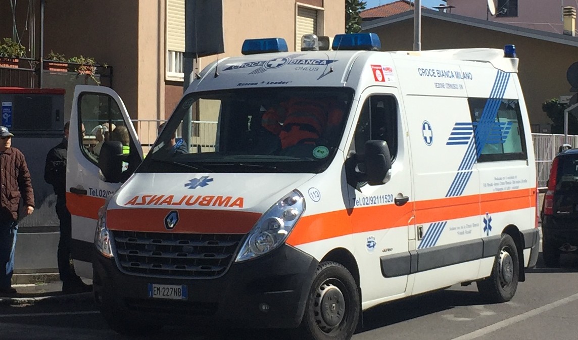 Investito un anziano ciclista, portato in ospedale in ambulanza