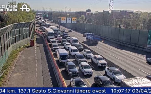 Incidente in autostrada A4, morto un motociclista: traffico bloccato