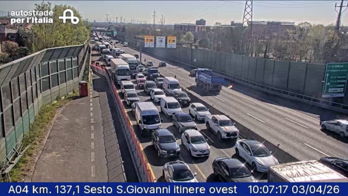 Incidente in autostrada A4, morto un motociclista: traffico bloccato