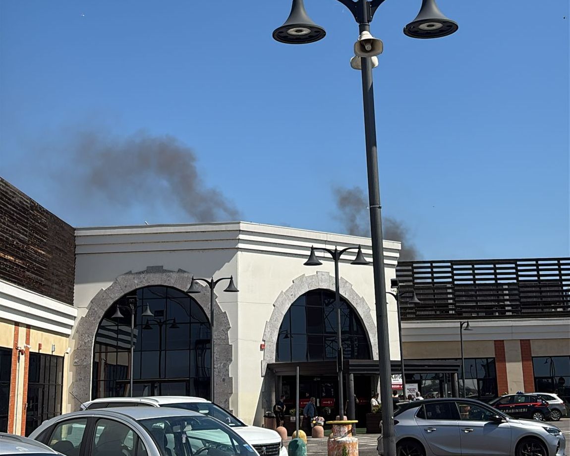 Incendio all’interno della Corte Lombarda: struttura evacuata