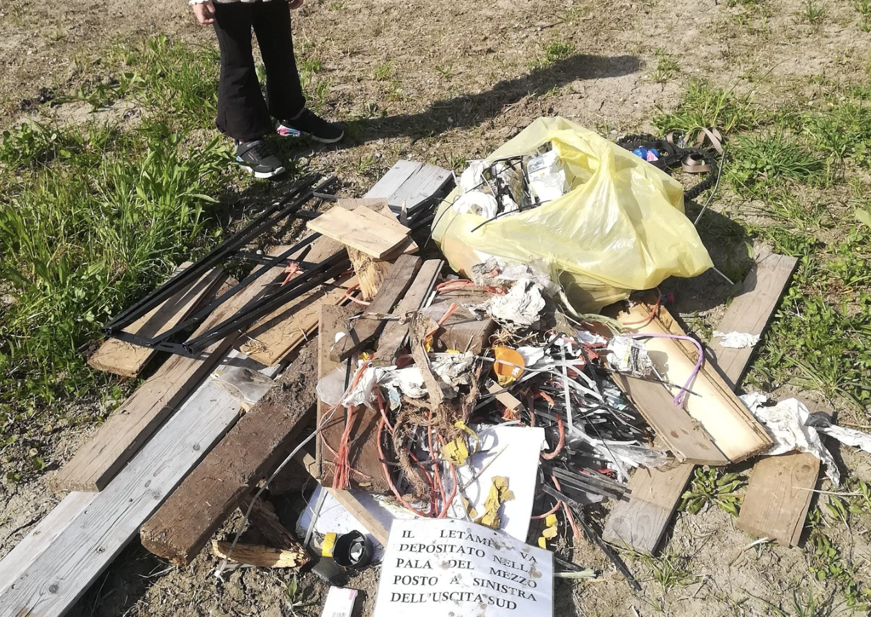 Rifiuti pericolosi nelle aree verdi: cresce l’allarme in paese