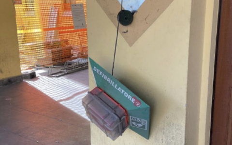Vandali in piazza: distrutto il defibrillatore nel cuore di Rivolta